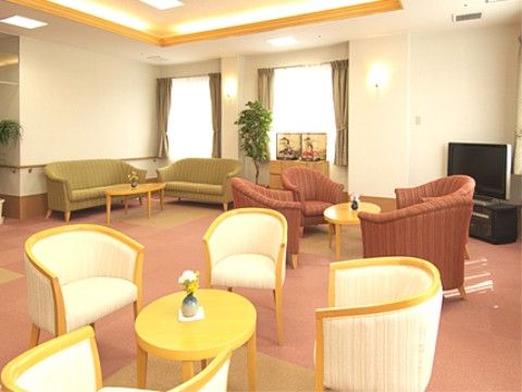 あずみ苑 グランデ宇都宮のラウンジ。明るい居心地の良いスペースを完備している。