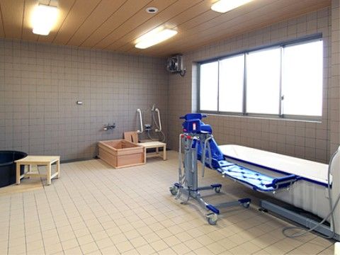 あずみ苑 グランデ宇都宮の浴室。普通の浴槽と機械浴槽を完備している。