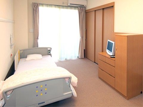 あずみ苑 グランデ宇都宮の居室。介護用ベッドや収納、エアコンなどを完備している。