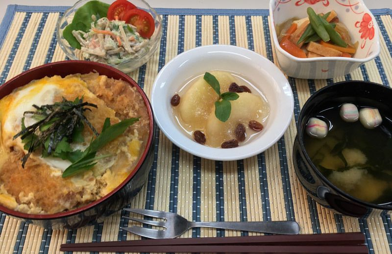 かつ丼と吸い物、ごぼうサラダと野菜の煮物とフルーツのデザートのセット
