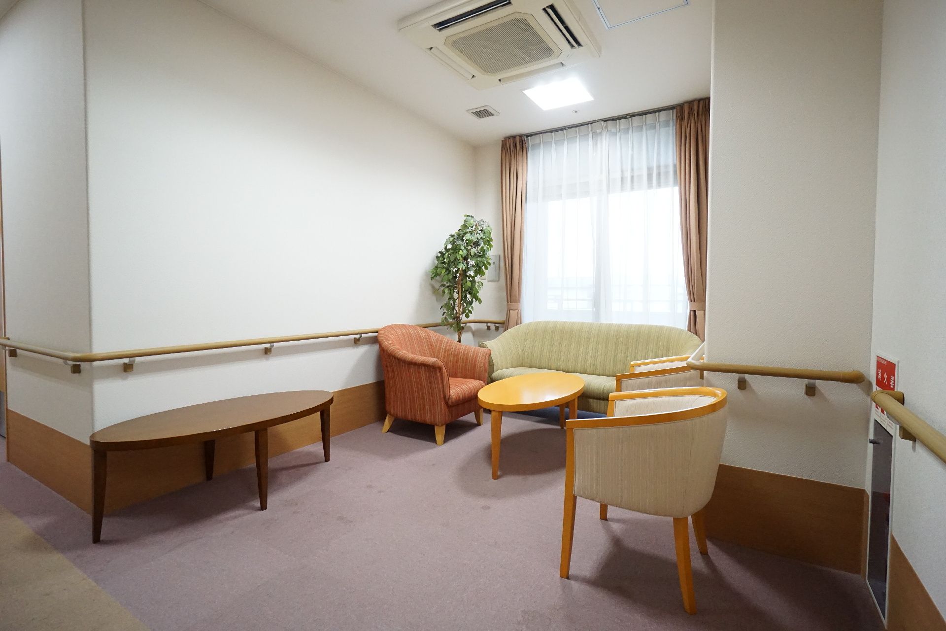 手すりが設置されている廊下