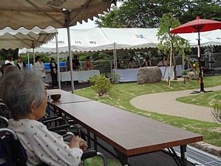 屋外のテーブル席