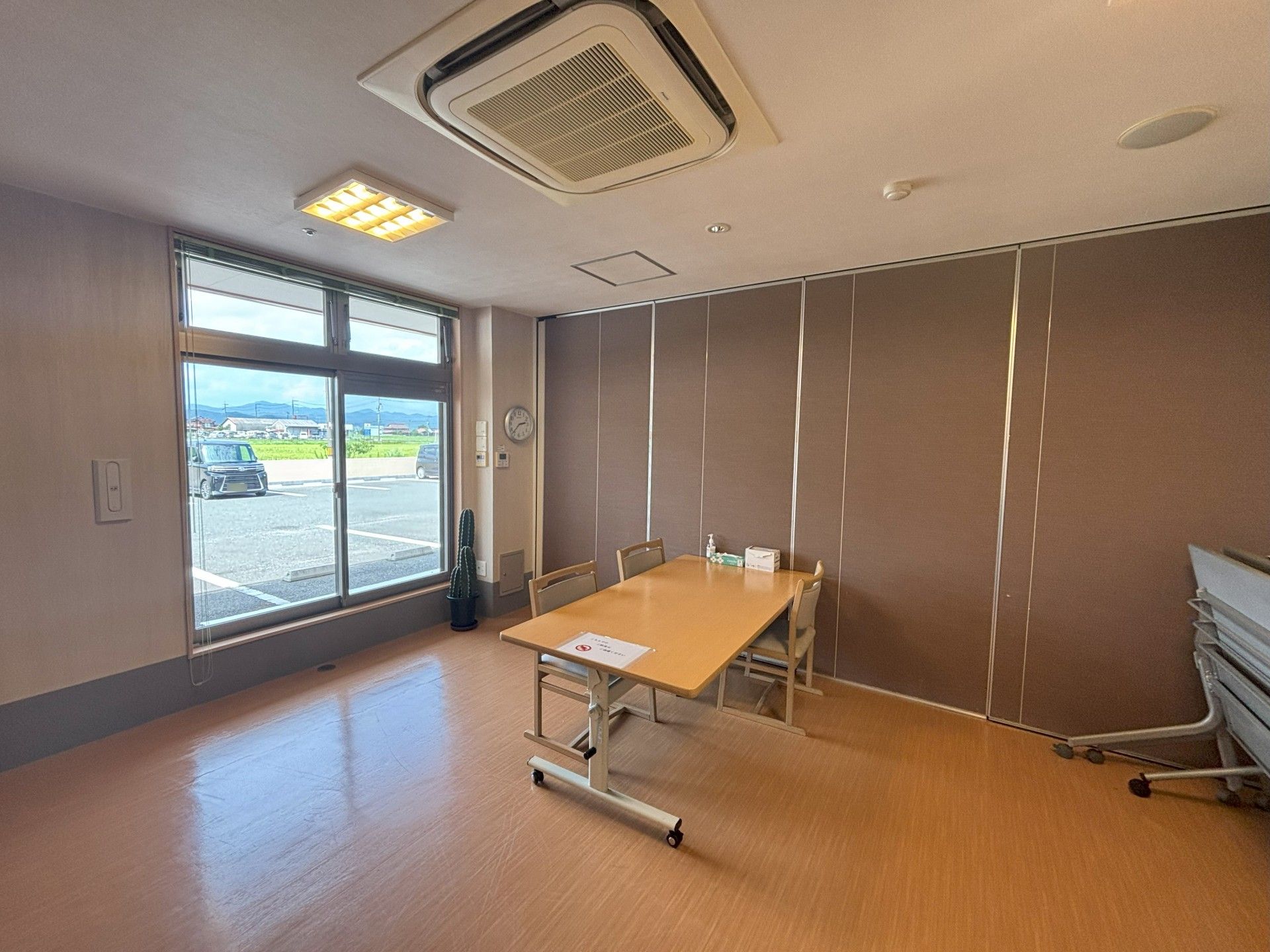 窓際のテーブルと椅子