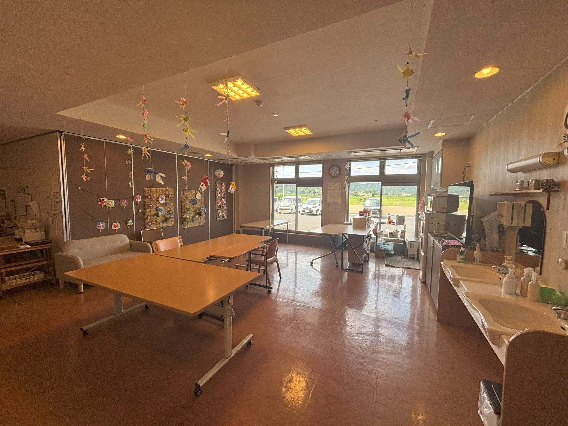 手作り飾りのある広間