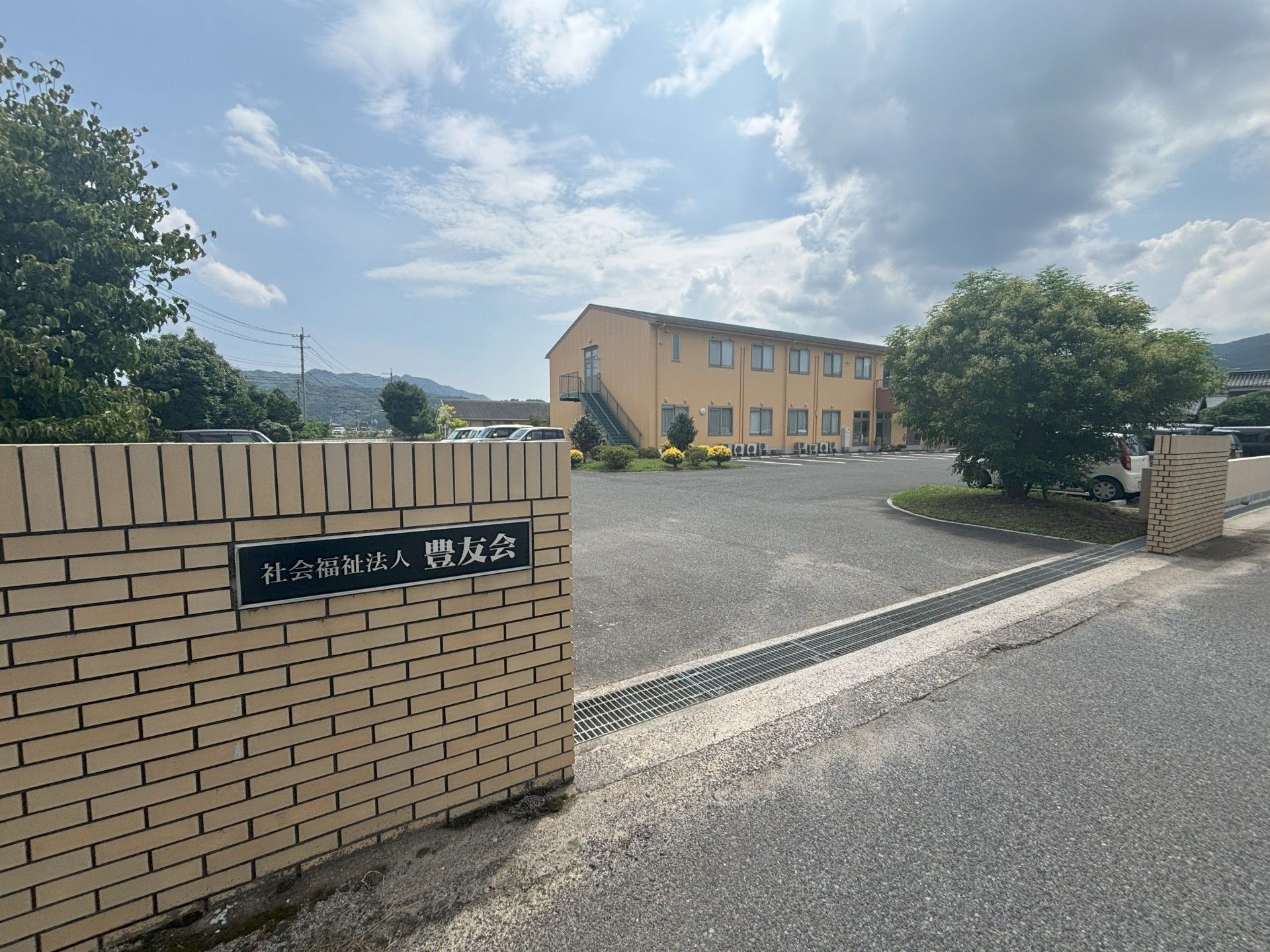 広い駐車場と建物の外観