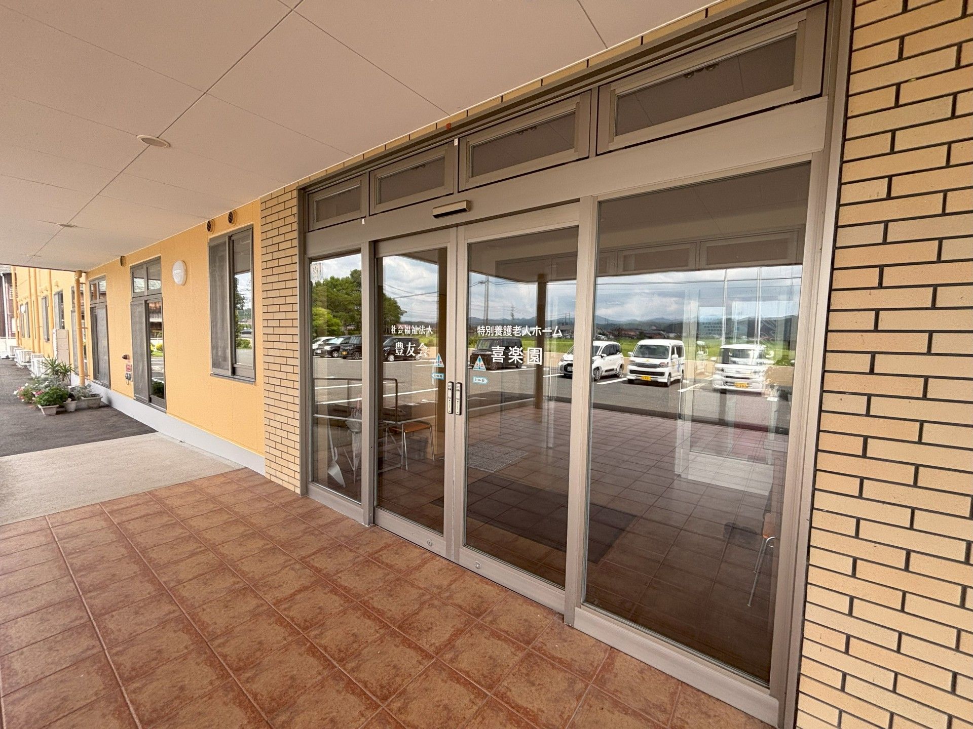 広いエントランスの外観