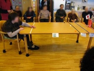 テーブルを囲む人々