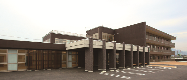 広々とした施設の外観