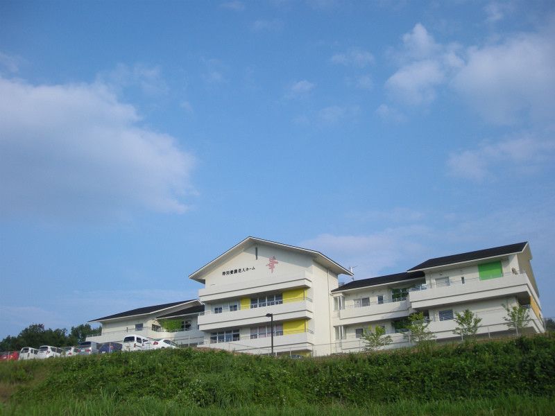 広々とした建物の外観