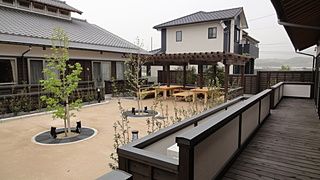 庭園付きの施設外観