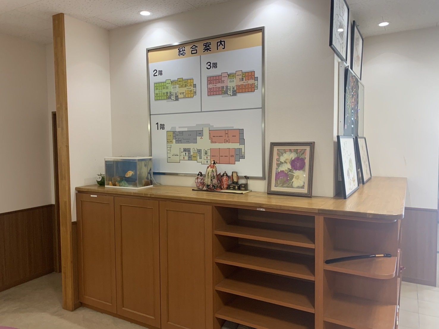 案内板と飾り棚