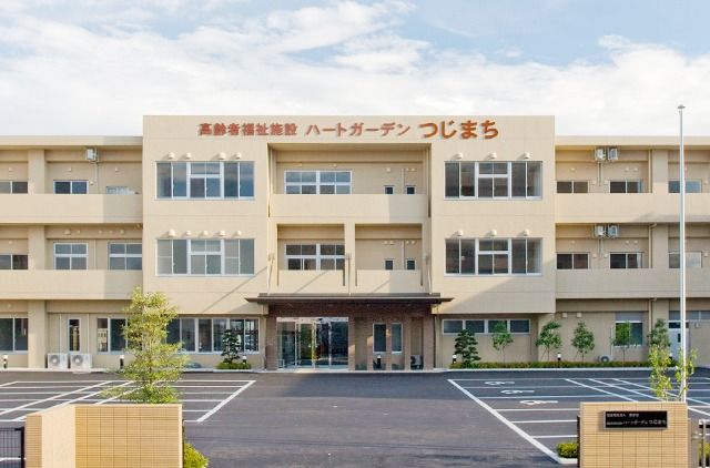 広い駐車場の建物外観