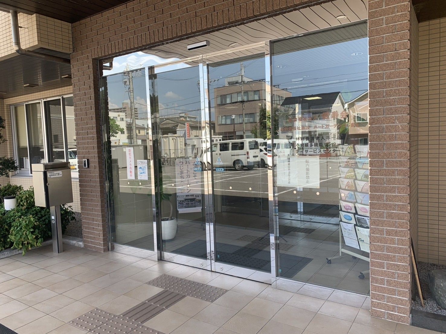 ガラス扉のエントランス