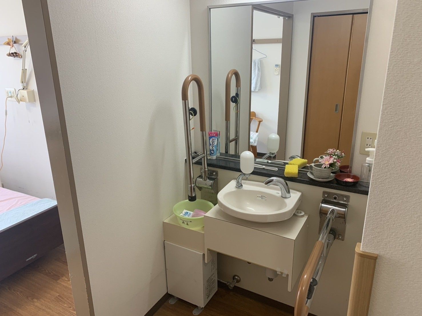 手すり付き洗面台
