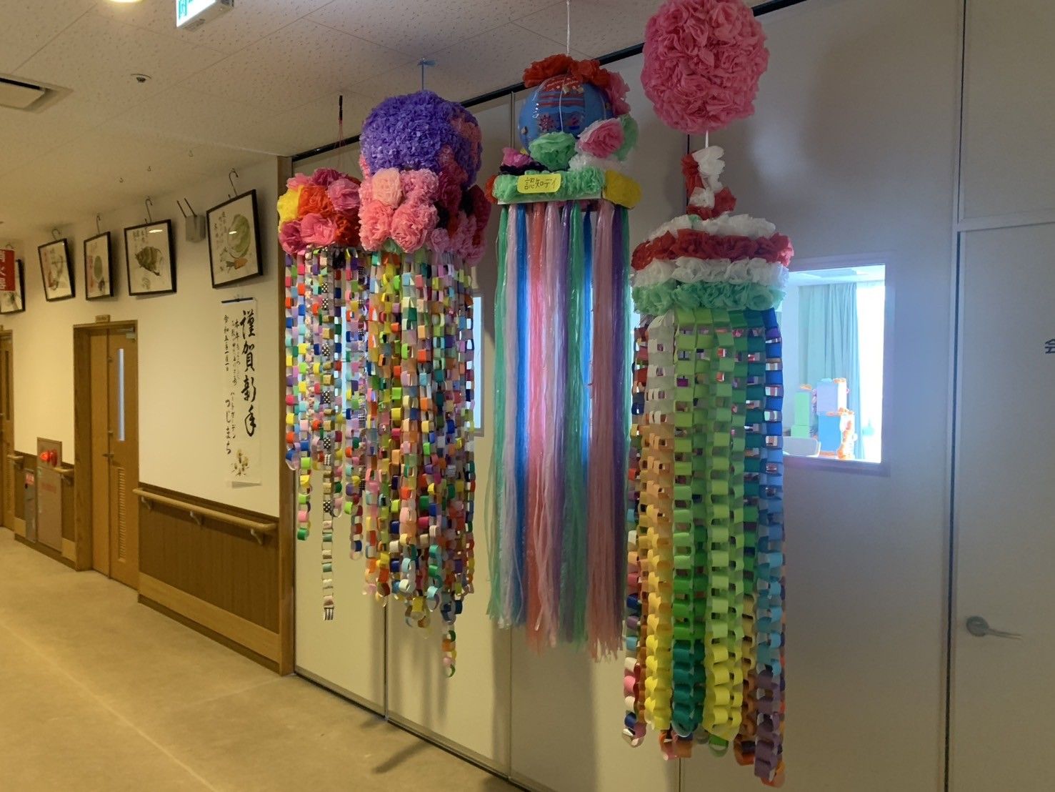 色鮮やかな飾りの廊下