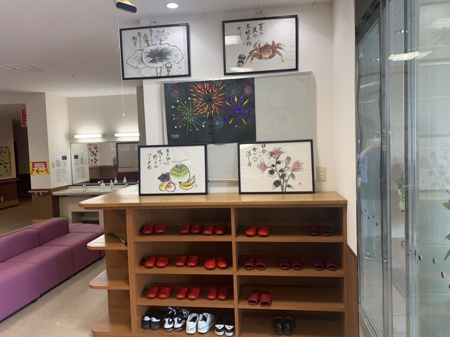 絵画が飾られた棚