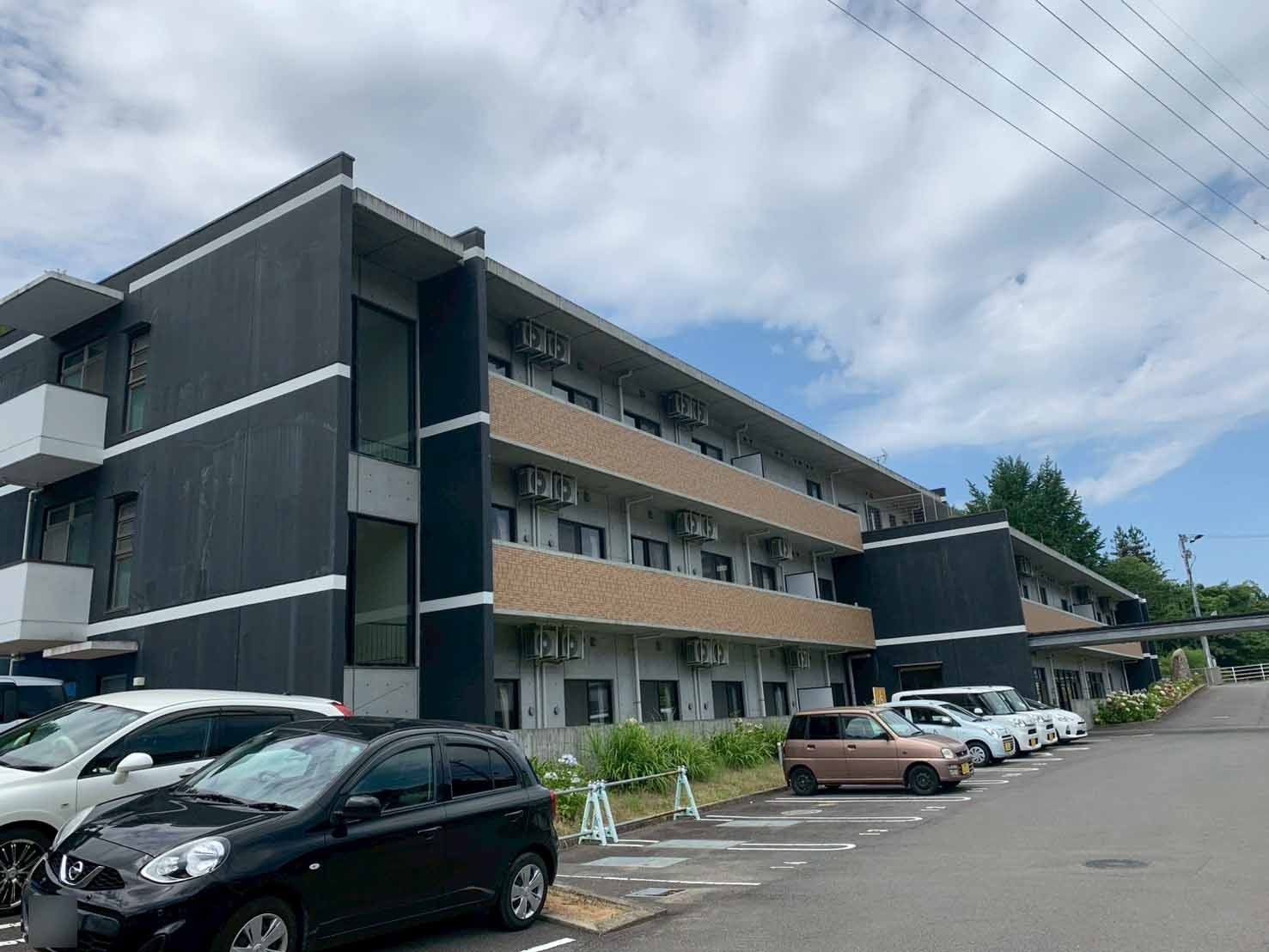 駐車場のある建物外観