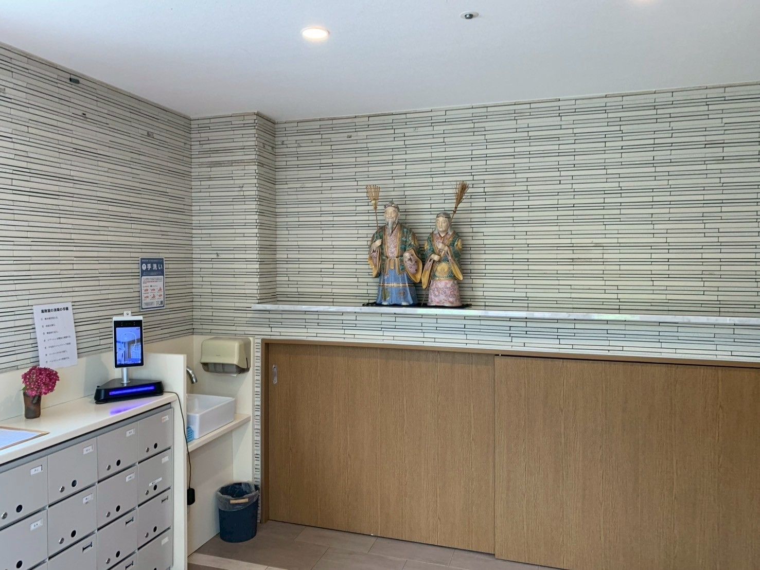 飾り棚のあるエントランス