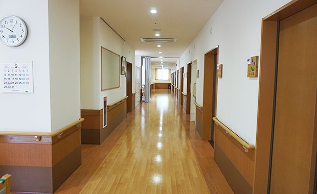 明るい廊下の風景