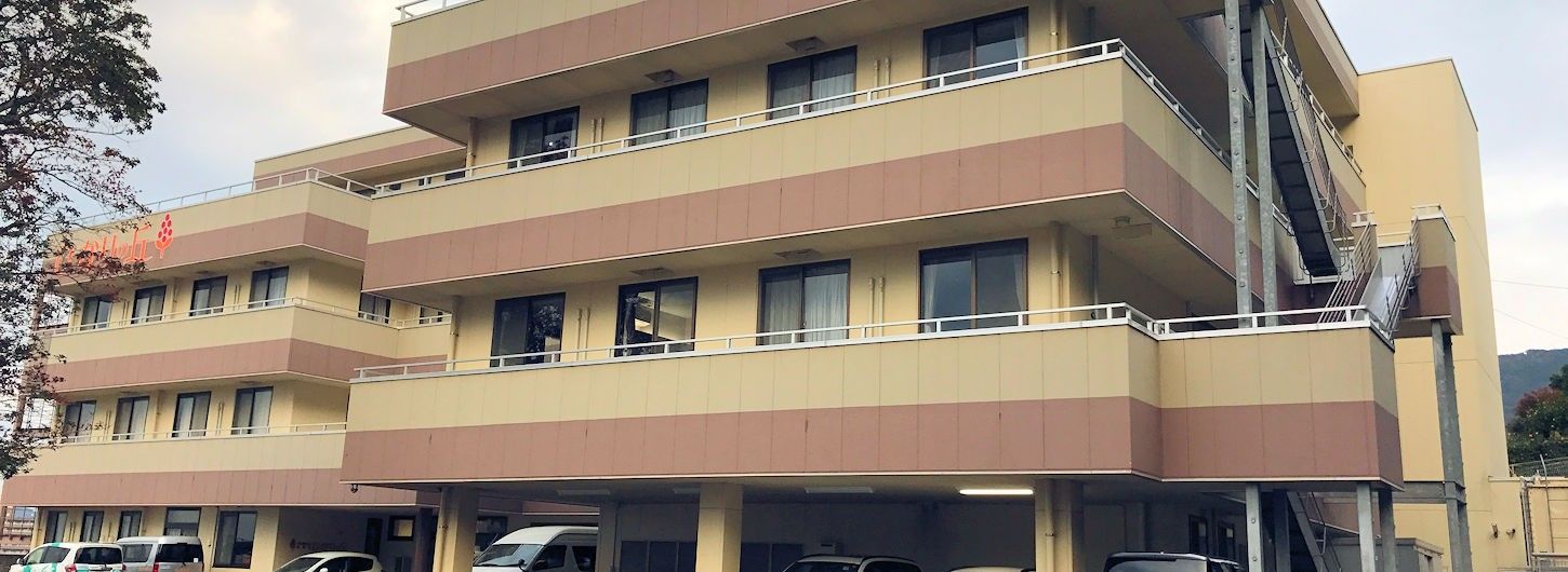 三階建ての建物外観