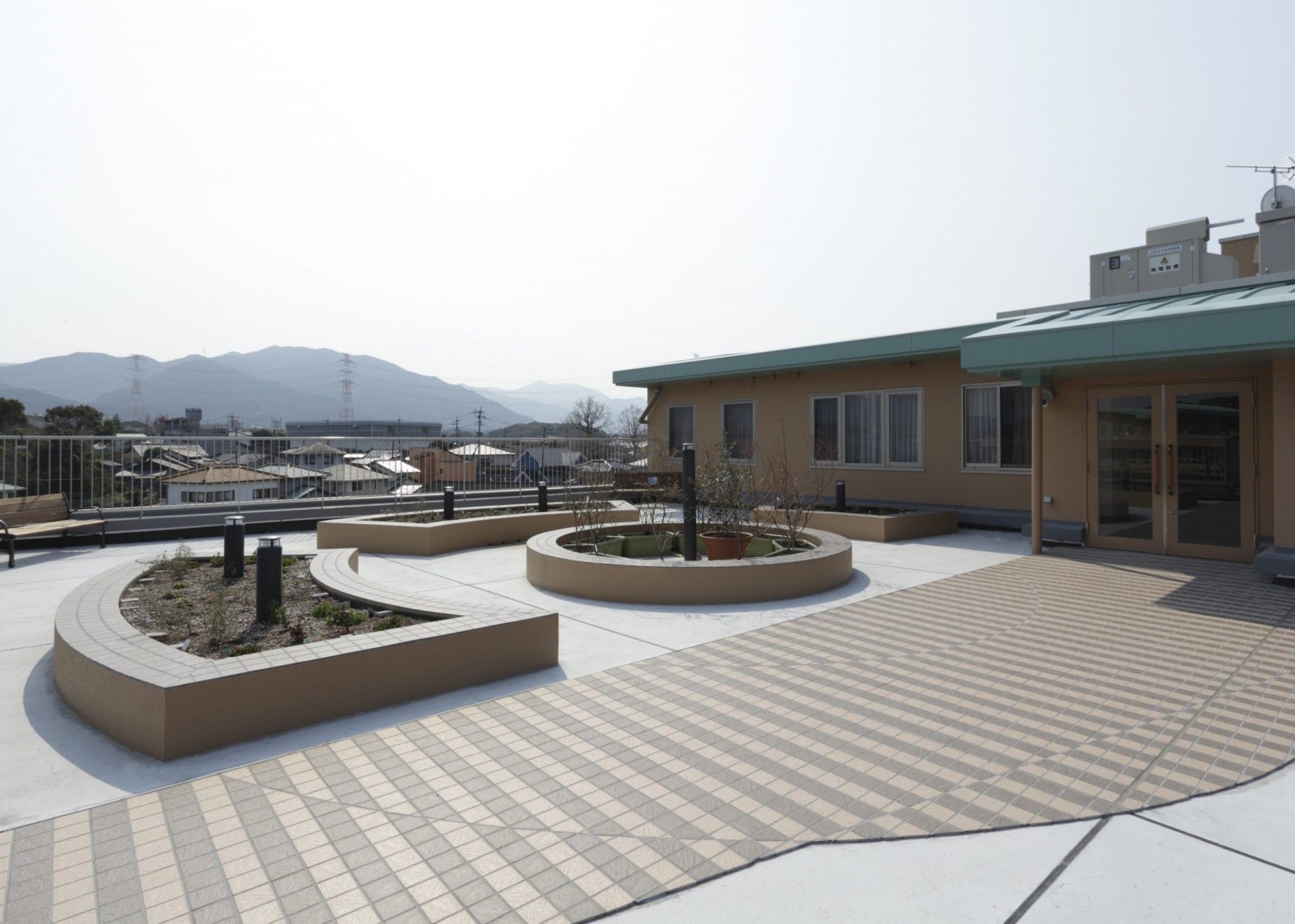 広々とした屋上庭園