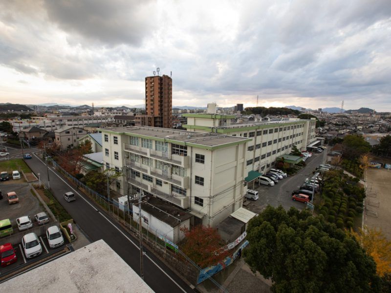 広々とした建物外観