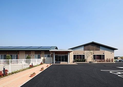 広々としたエントランスの施設