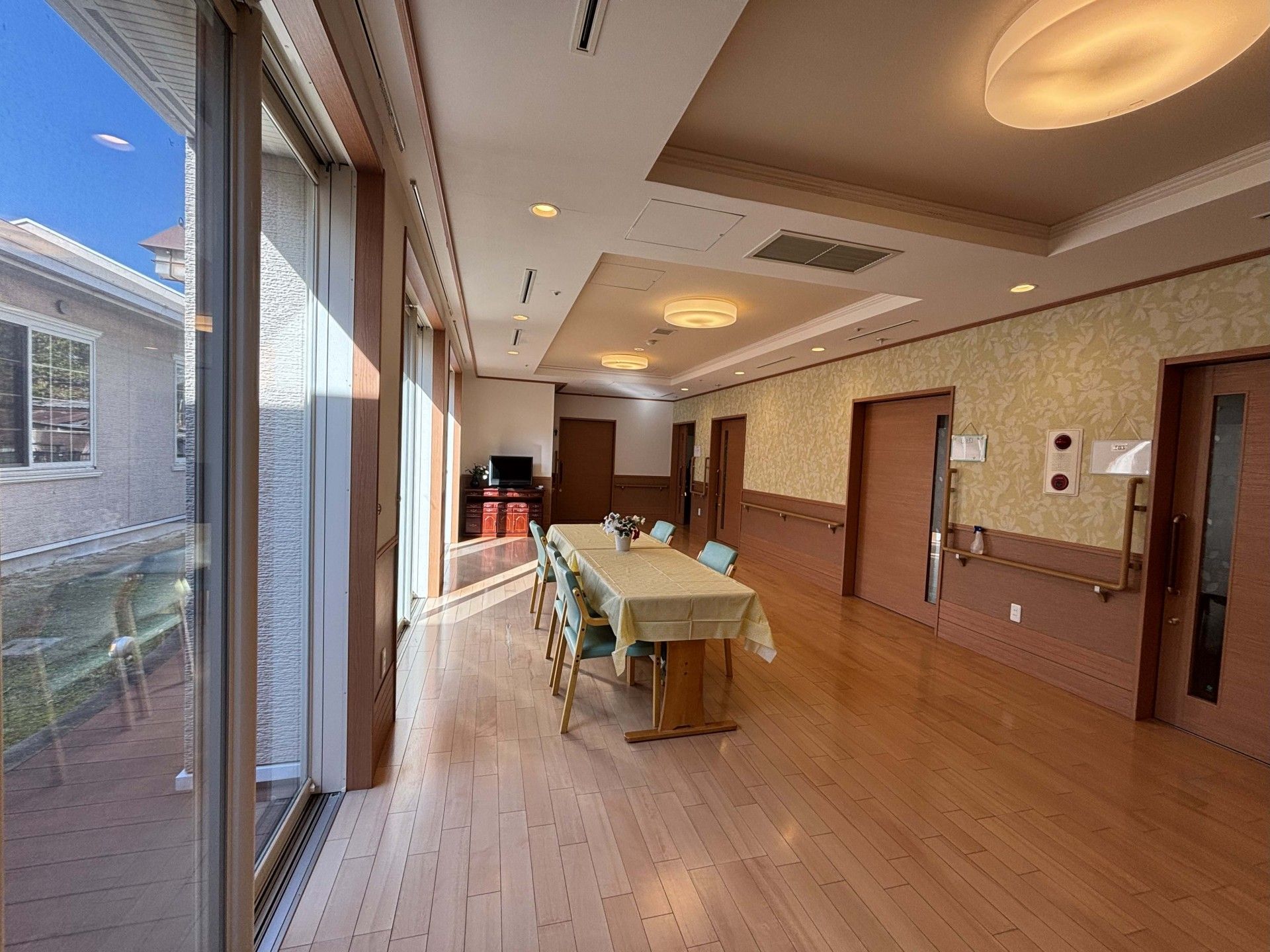 日差しが差し込む部屋