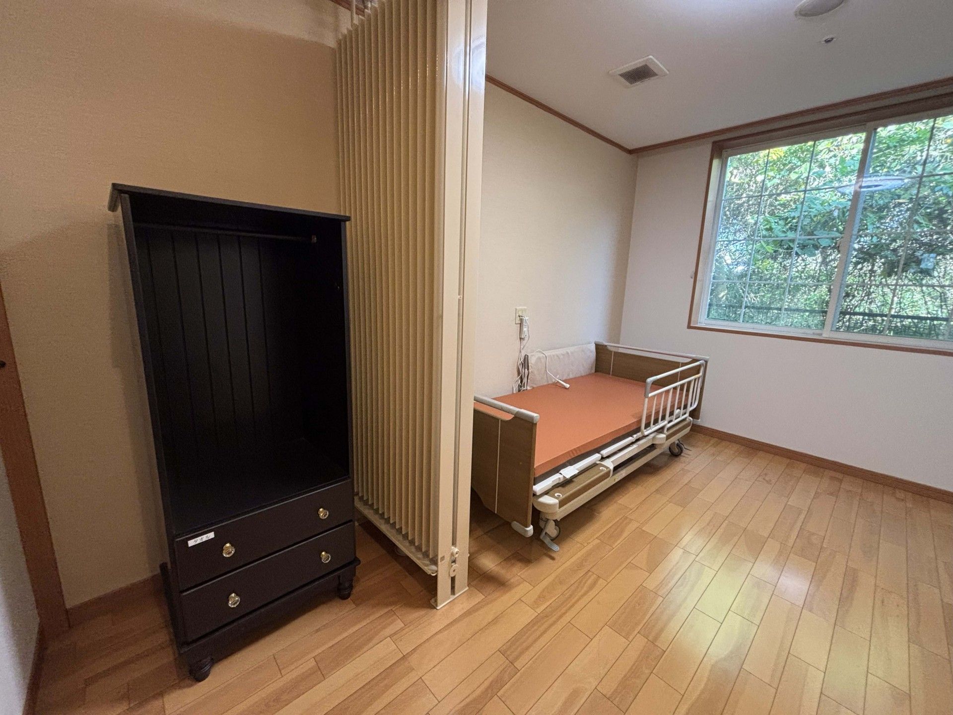 窓際のベッドと収納