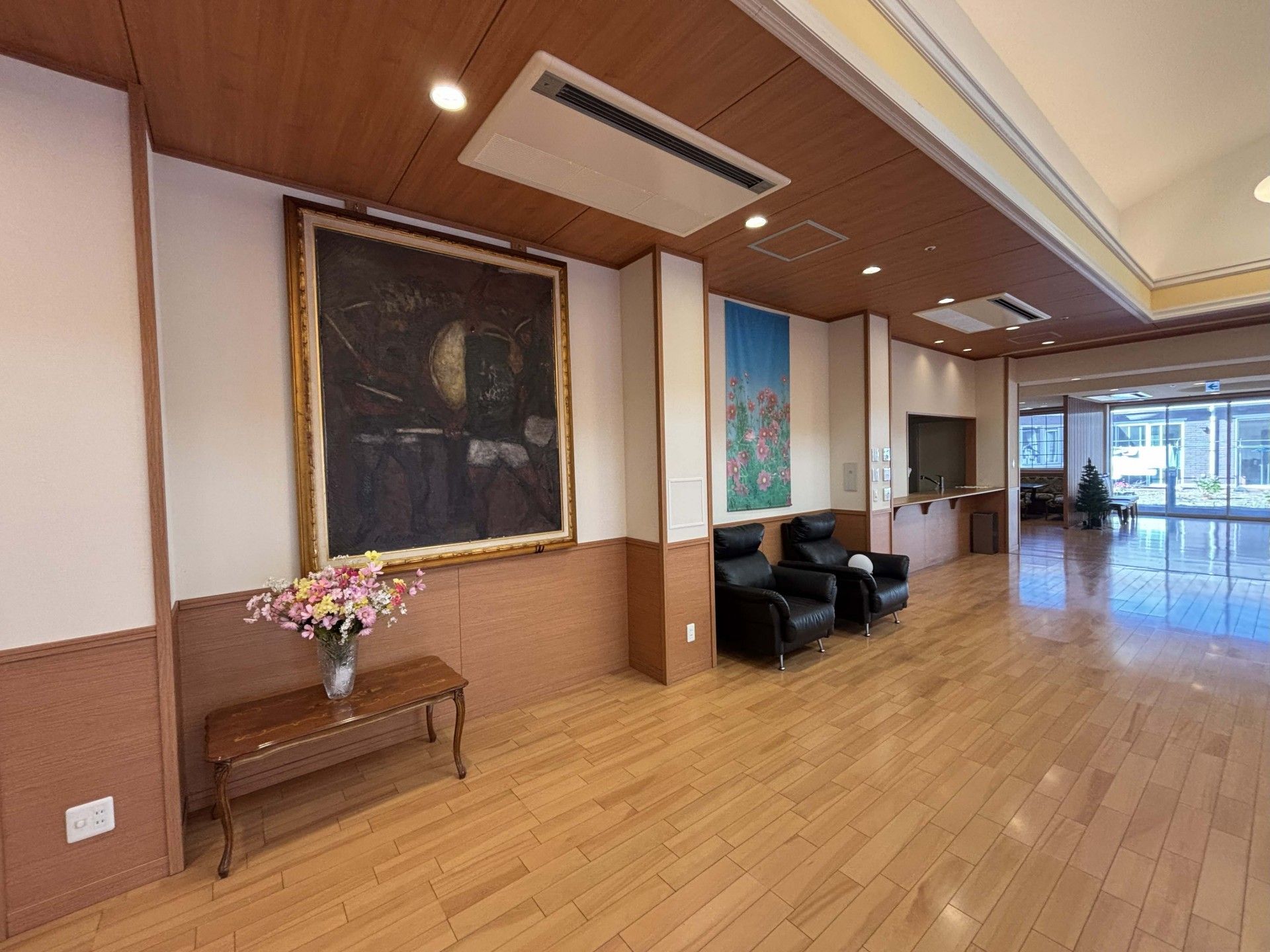 絵画と椅子がある広間