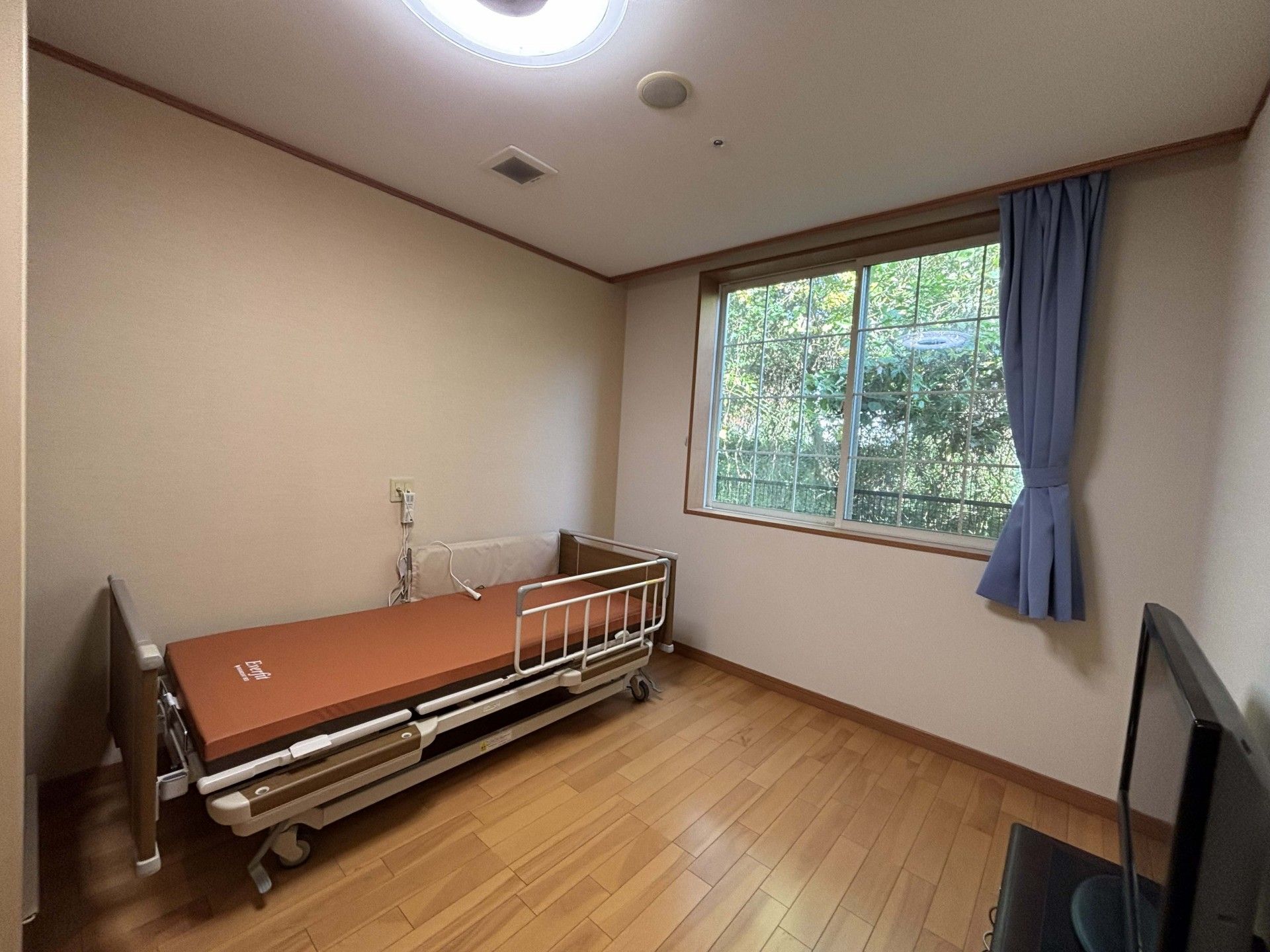 窓際のベッドルーム