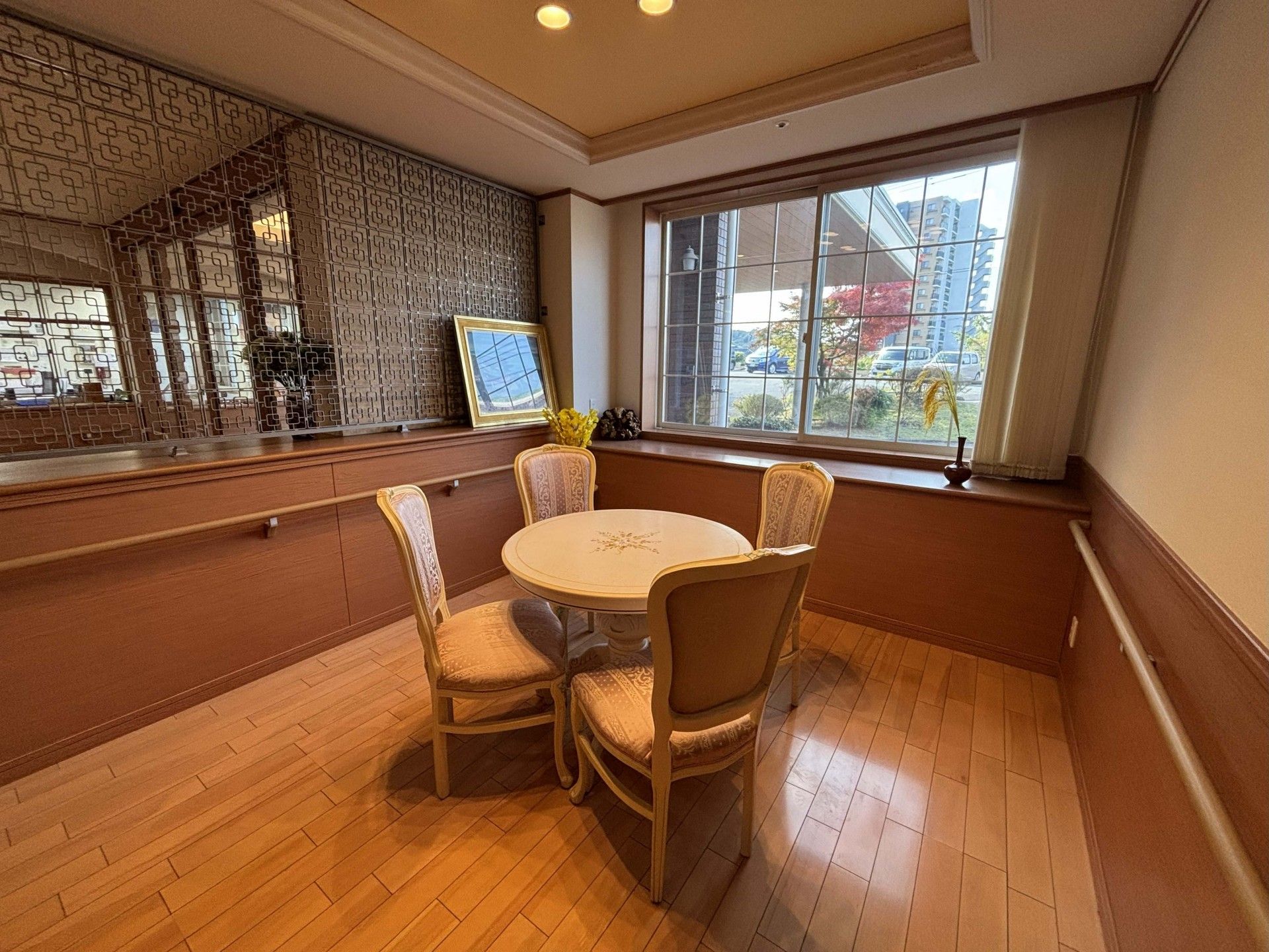 窓際のテーブルと椅子