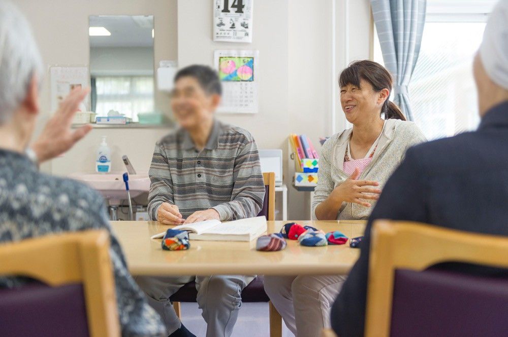 笑顔で会話する人々の集い