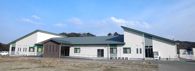 広々とした施設の外観