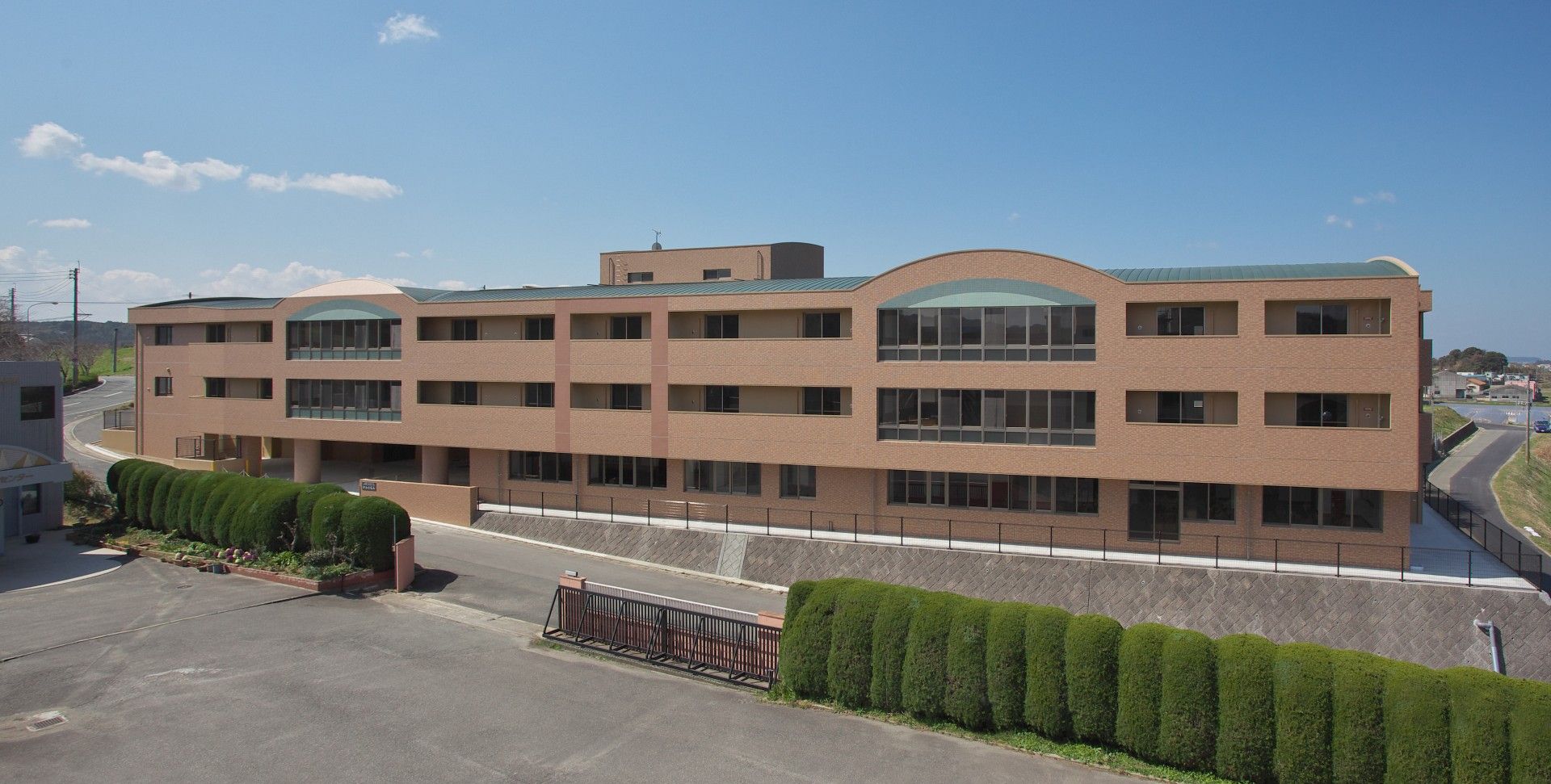 ゆったりとした外観の建物