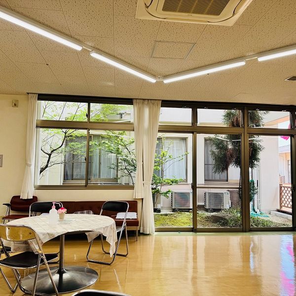 窓際のテーブルと椅子
