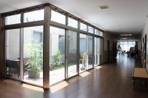 光が差し込む廊下