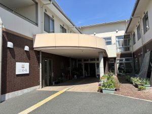 明るい入口の施設外観