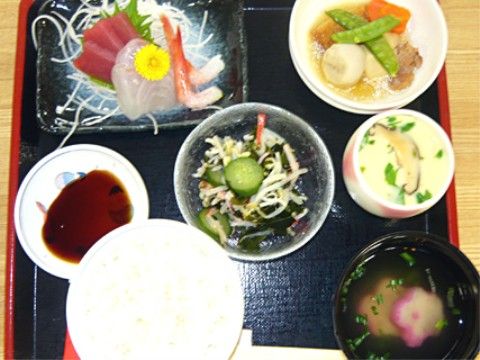 あずみ苑 グランデ太田のお食事。品数の多い料理を提供している。