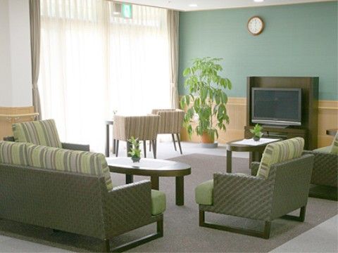 あずみ苑 グランデ太田のリビング。光が大量に差し込む大きな窓を完備している。