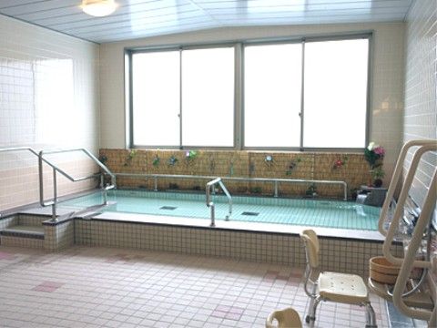 あずみ苑 グランデ太田の浴室。大浴場のような広い浴槽を完備している。