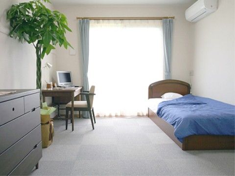 あずみ苑 グランデ太田の居室。介護用ベッドやエアコンやタンスなどを完備している。