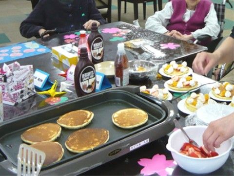 あずみ苑 グランデ太田のお食事。ご入居者様でおやつを作っていただくイベントを開催している。