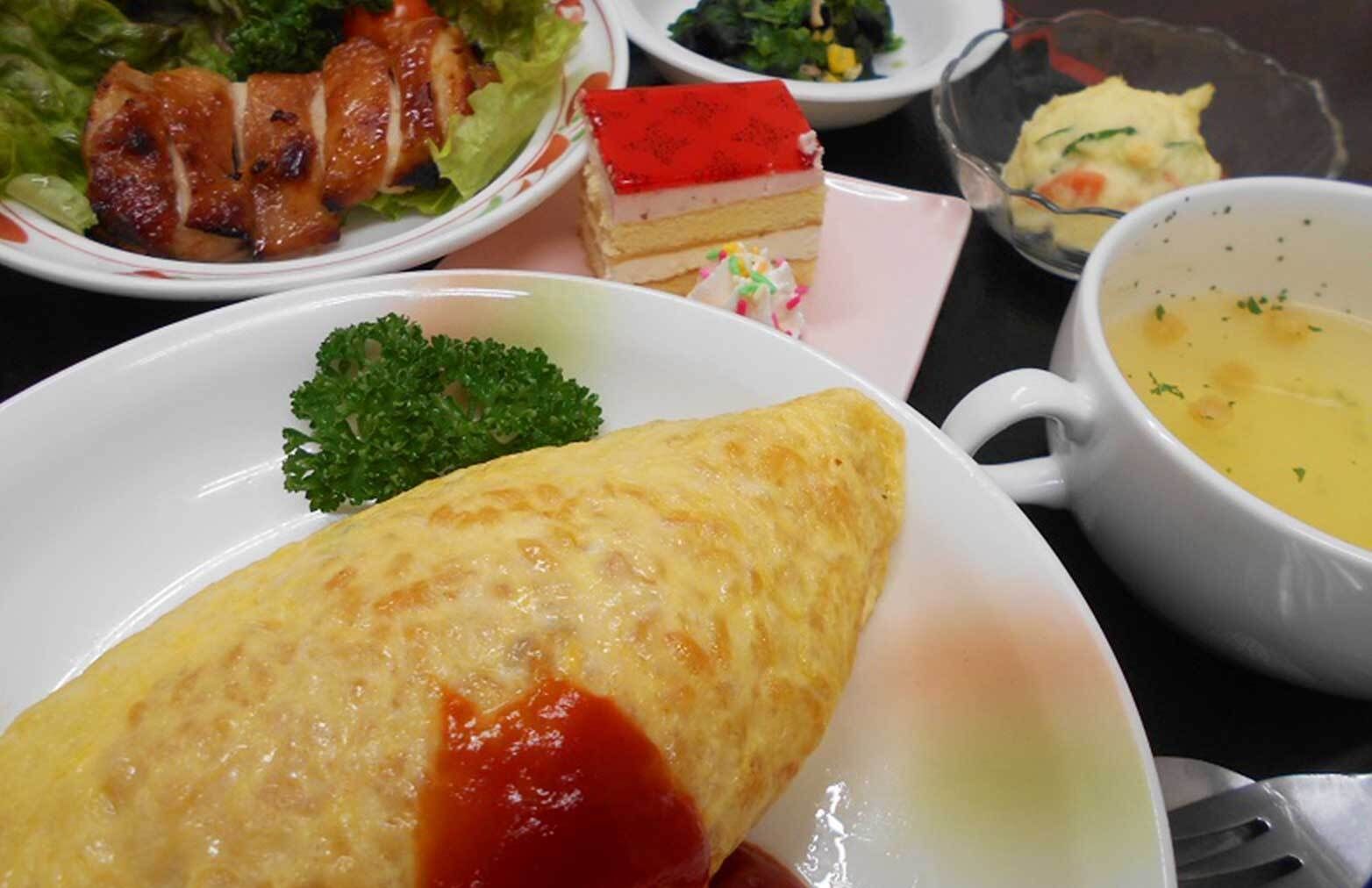 オムライスとコーンスープ、照り焼きチキンとポテトサラダとケーキのセット