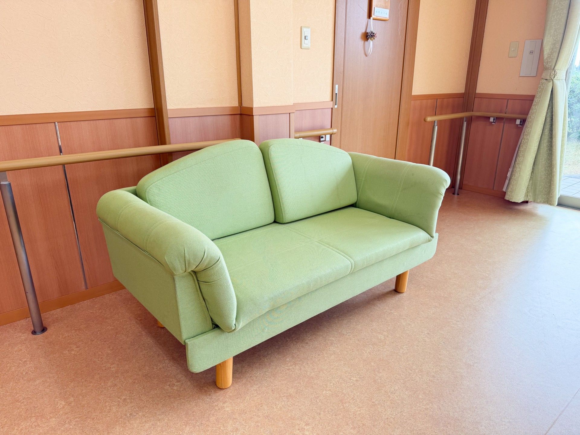 緑のソファがある部屋