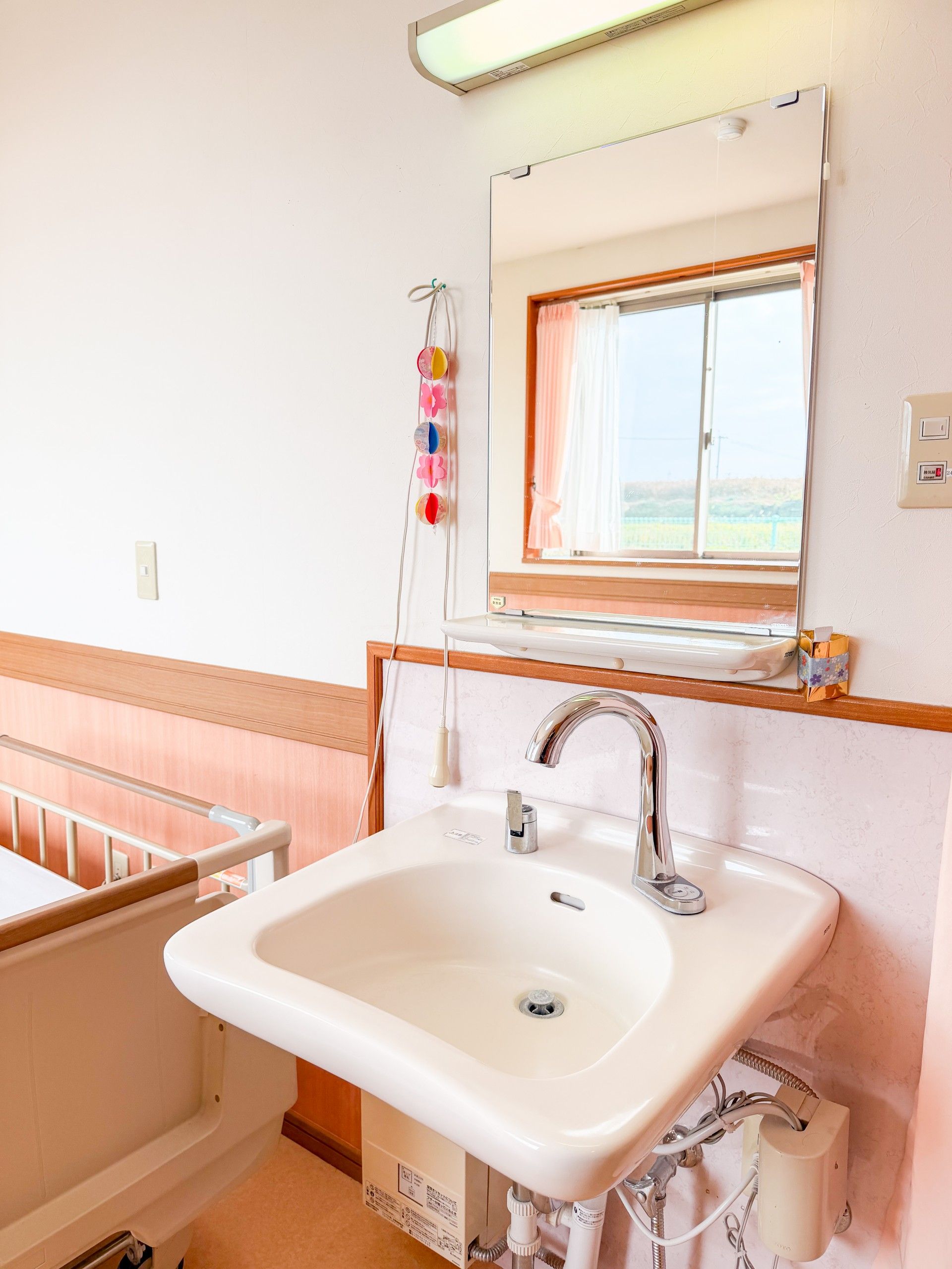 洗面台と窓のある部屋