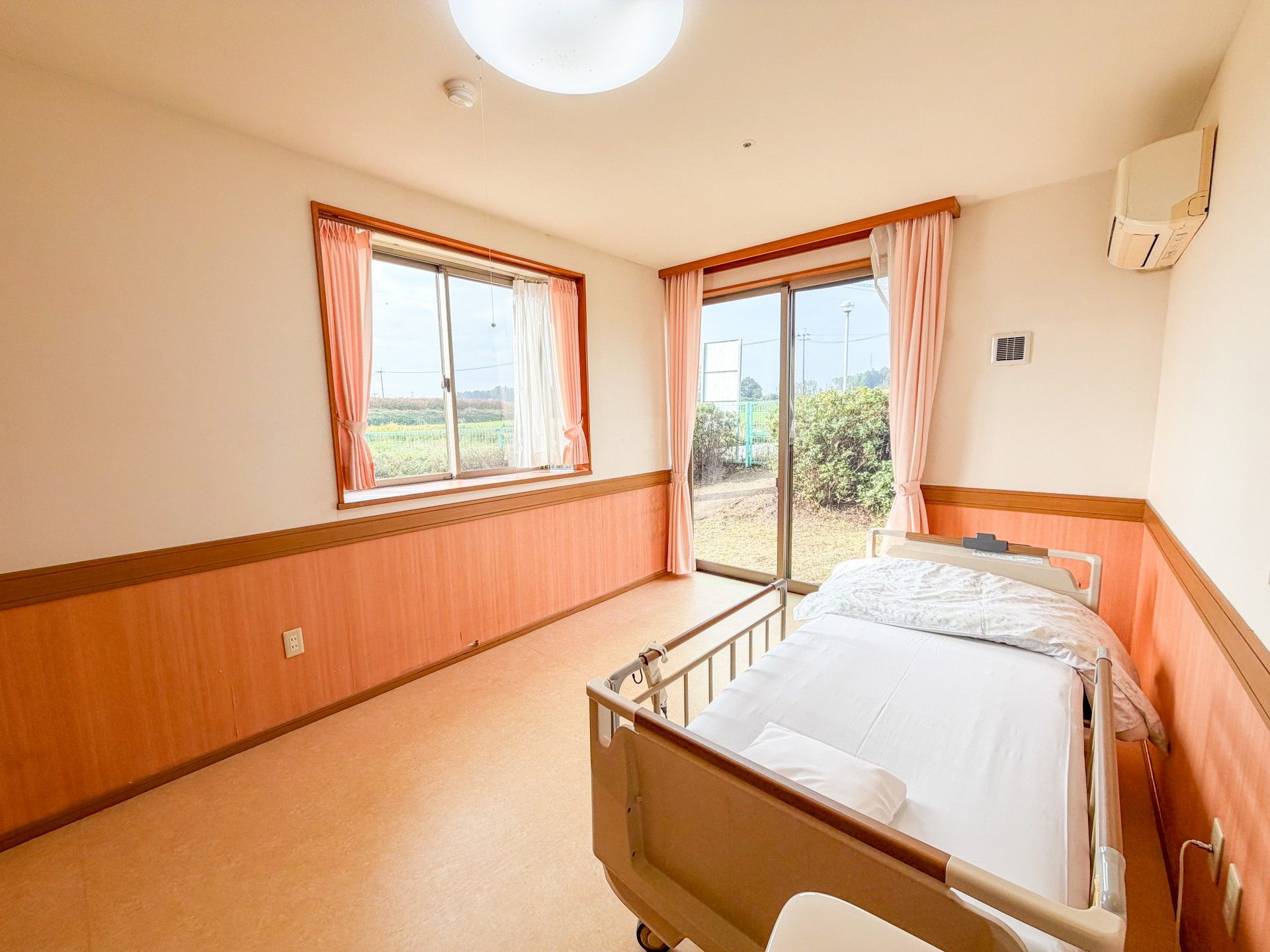 窓際のベッドルーム