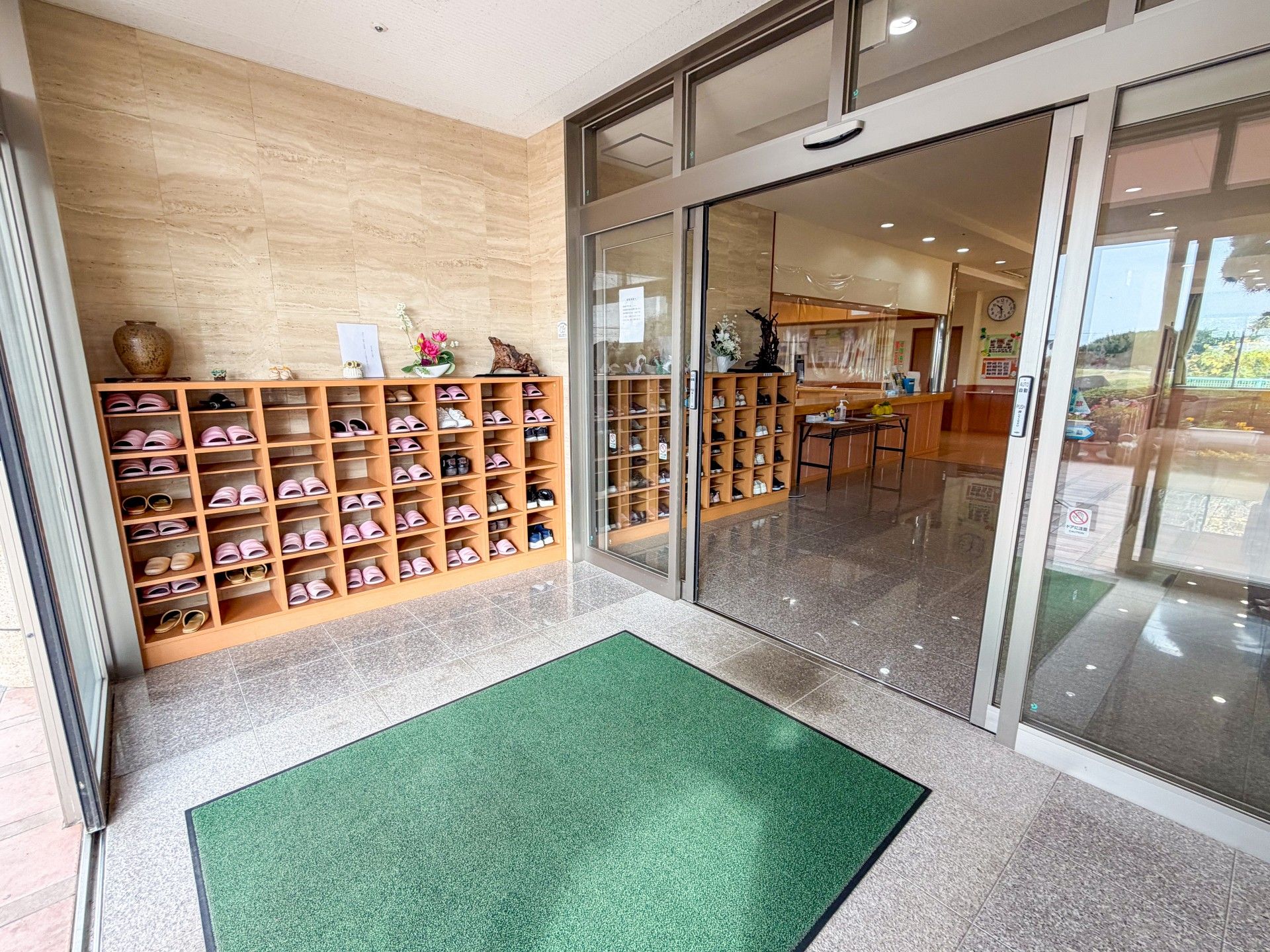 スリッパが並ぶ玄関