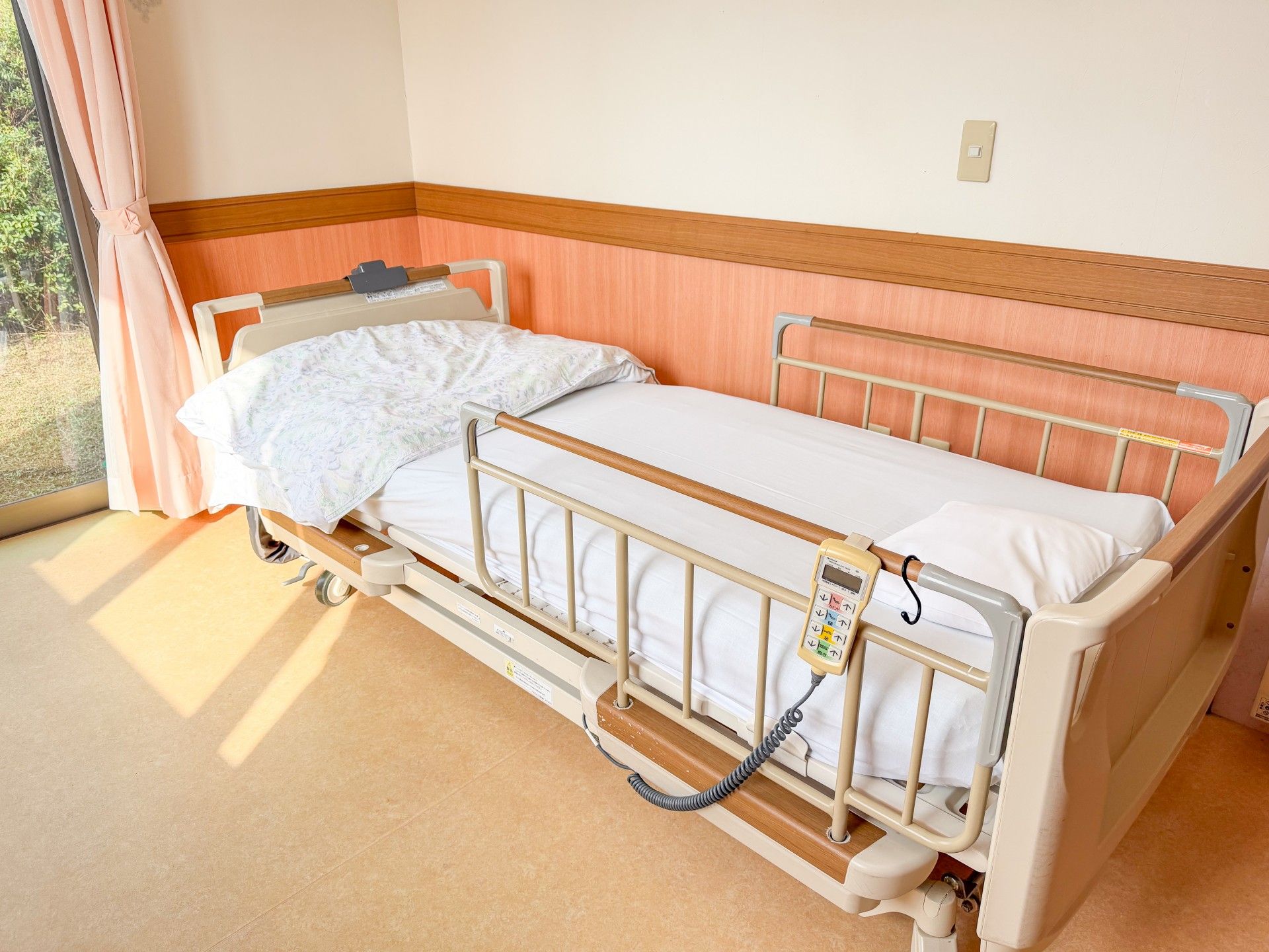 日差しが差し込むベッドルーム