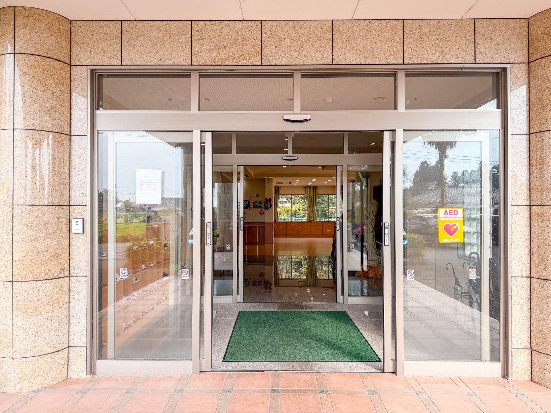 広い自動ドアの入口